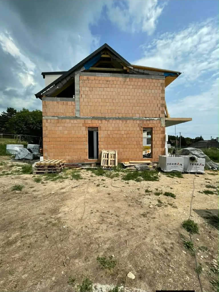 Emeletes Családi Ház Szerkezet- és Homlokzati Hőszigetelés kivitelezés