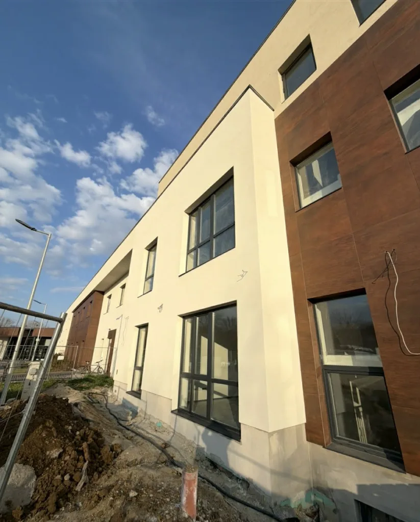 Csimborasszó Egészségügyi Központ – Homlokzat Hőszigetelés